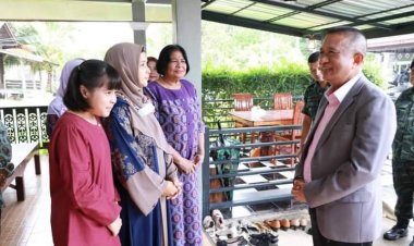 รองแม่ทัพ พบปะครอบครัวของ ดร.ปรีดี มะนีวัน พร้อมมอบชุดรายอ