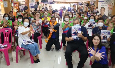 สูงวัยยกมือสนับสนุนการศึกษาตลอดชีวิตออนไลน์ “ครูพรีมมี่” อ้อนขอคะแนน เขตยานนาวา-บางคอแหลม