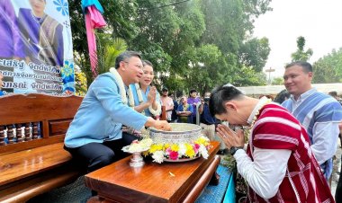 นอภ. พร้อม ส่วนราชการ อปท. ภาคเอกชน ร่วม รดน้ำดำหัวพ่อเมืองแม่ฮ่องสอน