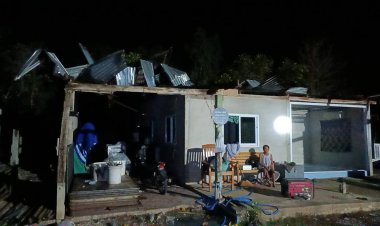 พายุฤดูร้อนฝนกระหน่ำกบินทร์บุรีพร้อมพาลมหมุนพัดหลังคาเสียหายทั้งหลัง