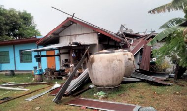 พายุฝนกระหน่ำตำบลนิคมพัฒนาศรีสะเกษพัดหลังคาเปิดเปิงวิ่งหนีอลหม่าน