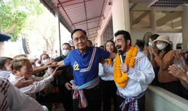 "ศรัณย์วุฒิ"นำมวลชนต้อนรับ"ลุงตู่"อ้อนชาวเมืองลับแลเทคะแนนเสียงรวมไทยสร้างชาติ