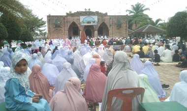 พี่น้องมุสลิมจากทั่วสารทิศได้ร่วมละหมาดวันฮารีรายออีดิ้ลฟิตริ หลังจากที่ถือศีลอดมาตลอด 1 เดือนเต็ม