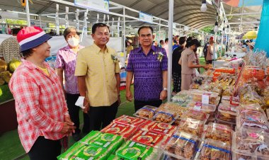 พิจิตรพาณิชย์จังหวัดจัดโปรโมชั่นนำสินค้าลดราคาค่าครองชีพเปิดขายให้ชาวบางมูลนากเลือกช้อป