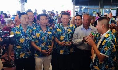 มิสเตอร์ ลี่ หลิงไฮประธานบริหาร บ.ลิชิ กรุ๊ป ,ไชน่า ไทยทัวร์ ร่วมงานสืบสานประเพณีสงกรานต์ รดน้ำขอพรผู้สูงอายุ ที่สมาคมชาวปักษ์ใต้ฯ