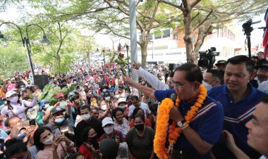 "ลุงตู่"ขึ้นรถแห่รอบเมืองสงขลา อ้อนเลือก"รสทช."เป็นรัฐบาลทำเพื่อชาวไทยต่อ