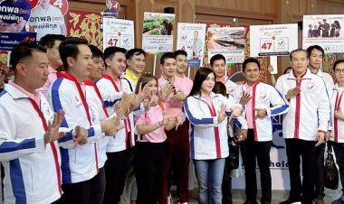 "มาดามหยก" นำทีม changetogether พรรครวมแผ่นดินนั่งรถตุ๊กตุ๊กหาเสียงรอบเมืองเชียงใหม่