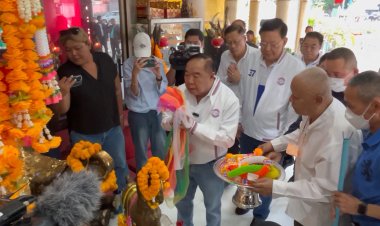 "ลุงป้อม"เอาฤกษ์เอาชัยกราบไหว้ถวายพานบายศรีศาลหลักเมืองขอนแก่นก่อนขึ้นปราศรัยหาเสียง