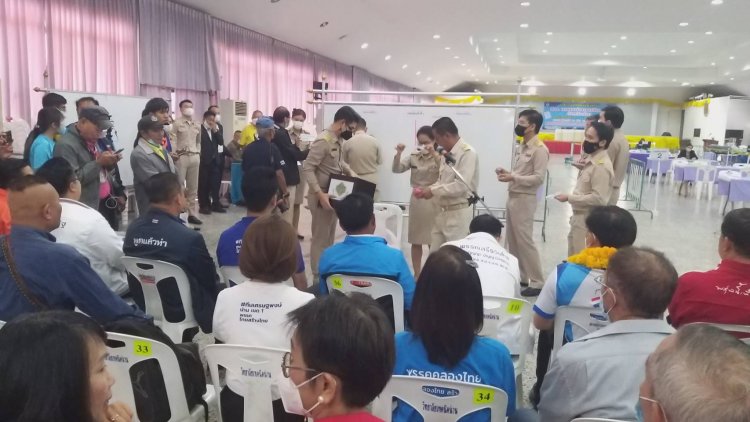 บรรยากาศรับสมัคร สส.เมืองน่านคึกคัก 10 พรรคส่งผู้สมัครชิงชัย “ชลน่าน” มั่นใจเพื่อไทยแลนด์สไลด์