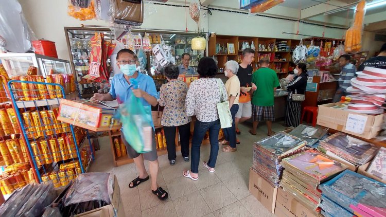 ชาวไทยเชื้อสายจีนซื้อเครื่องเซ่นไหว้วันเช็งเม้งแม้ราคาปรับขึ้นถือเป็นการรำลึกถึงบรรพบุรุษผู้ล่วงลับ