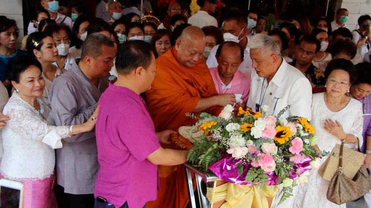 บรรจุ พระจำนวน 84,000 องค์ ตามพระธรรมขันธ์ ใต้ฐานพระแม่กวนอิม