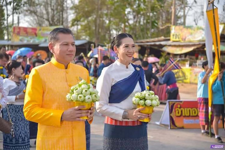 ในหลวง-ราชินี พระราชทานน้ำสรงในงานสีบสานบุญประเพณีสงกรานต์มุกดาหาร