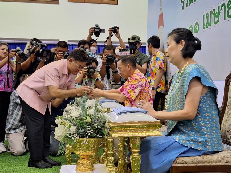 สวัสดีปีใหม่ไทยรดน้ำขอพรผู้ว่าราชการจังหวัดสมุทรปราการ เนื่องในเทศกาลสงกรานต์ประจำปี 2566