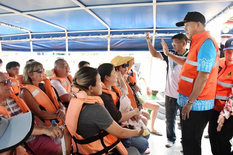 ผู้ว่าฯชลบุรีลงพื้นที่เยี่ยมจุดบริการประชาชนและอำนวยความสะดวก นทท.พื้นที่พัทยา ช่วงเทศกาลสงกรานต์