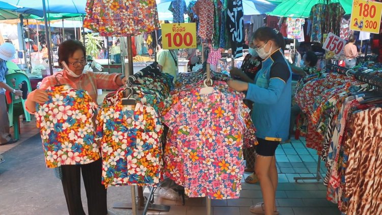 นักท่องเที่ยวแห่ซื้อเสื้อลายดอกสวมใส่สาดน้ำเล่นสงกรานต์ดันยอดขายร้านขอนแก่นพุ่ง