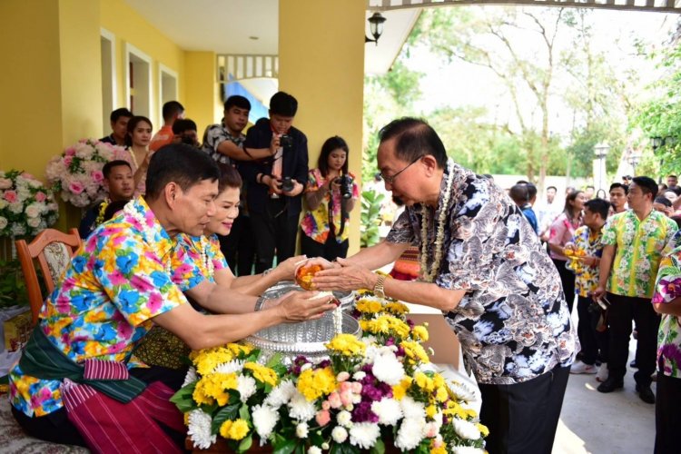 ผู้ว่าฯศรีสะเกษพร้อมด้วยนายกเหล่ากาชาดและแม่บ้านมหาดไทยจังหวัดร่วมรดน้ำดำหัว เนื่องในเทศกาลสงกรานต์