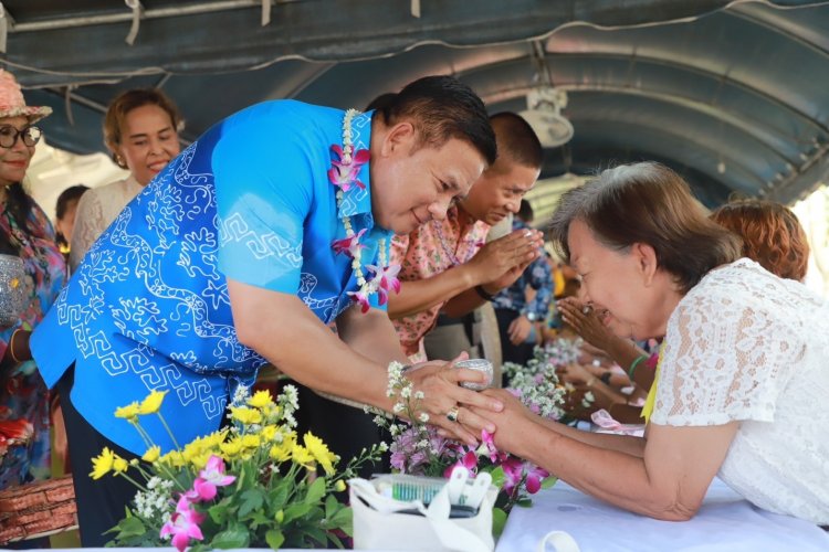 ผู้ว่าฯนราธิวาส จัดใหญ่ งานประเพณีสงกรานต์ สรงน้ำพระพุทธรูป รดน้ำขอพรผู้สูงอายุ