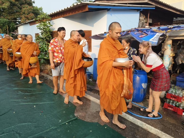 อบต.บางน้ำผึ้งสมุทรปราการจัดพิธีตักบาตรน้ำผึ้งชันโรงแห่งเดียวในโลก