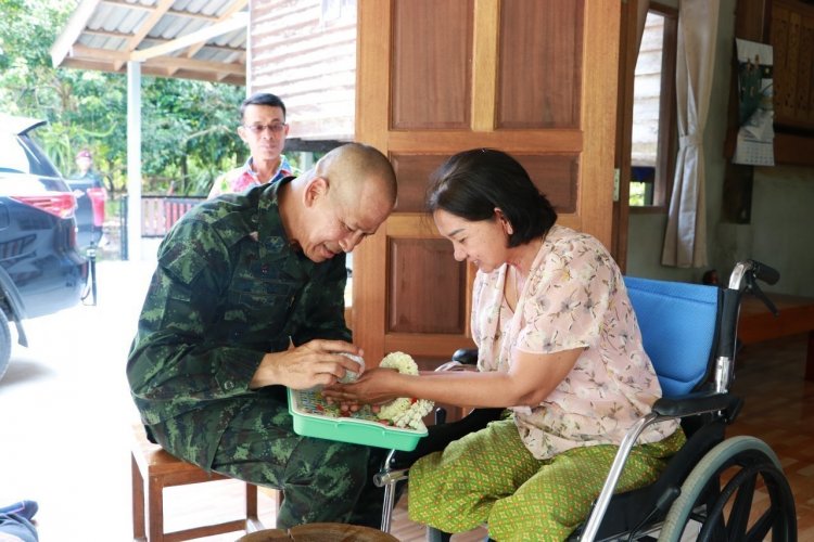 เยี่ยมรดน้ำขอพร มอบความห่วงใย และให้กำลังใจ ป้านิ่ม หญิงแกร่ง แห่งอำเภอสุไหงปาดี