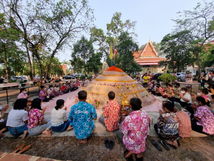 ชาวปราจีนบุรีแห่ทำบุญสงกรานต์ –ก่อพระทราย-บังสุกุลหาญาติ ก่อนกลับที่ทำงาน