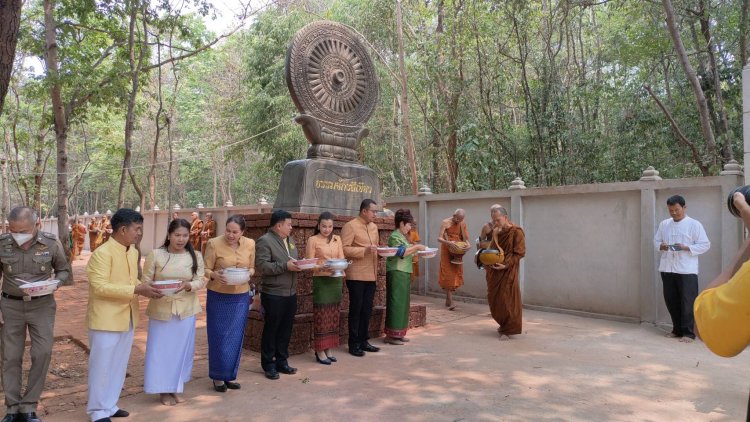 วัดป่าดงเมือง ต.อีเซ อ. โพธิ์ศรีสุวรรณ จัดพิธีอัญเชิญธรรมจักรสีเขียวสู่แท่นเนื่องในวันผู้ให้กำเนิดฯ