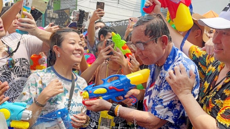 สงกรานต์ครึกครื้นทั่วไทย เพจลุงตู่ตูน ยกเป็นผลงานชิ้นโบว์แดง “ประยุทธ์” ทำคนไทยกลับมามีความสุขยิ้มได้