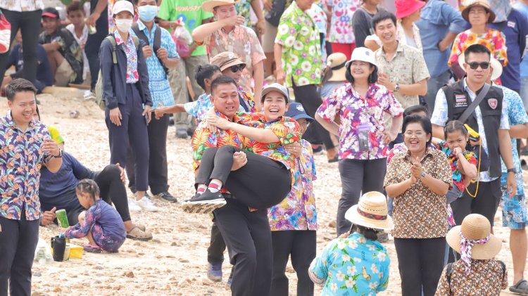 แห่งเดียวในโลก! “อุ้มสาวลงน้ำ” ประเพณีเก่าแก่เทศกาลสงกรานต์ ของชาวเกาะสีชัง