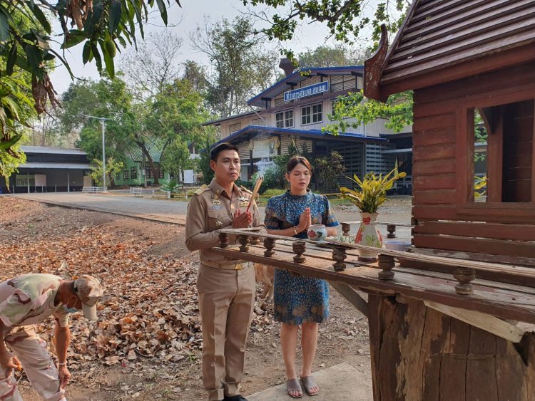 "นายอำเภอตั้ม" และภรรยา กราบไหว้ศาลพระพรหมสี่ทิศ ก่อนเข้ารับตำแหน่ง นายอำเภอสบเมย