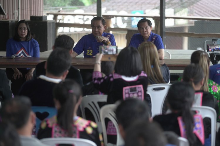 “พลเอกประยุทธ์” นั่งถกปัญหาที่ดินทำกินทับที่ราชการร่วมกับกลุ่มชาติพันธุ์บนดอยม่อนแจ่ม