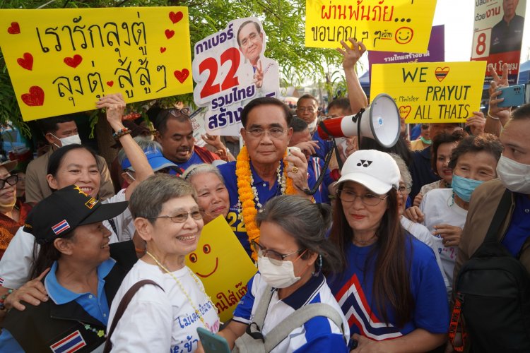 "ลุงตู่"นำทีม"รทสช."หาเสียงเชียงใหม่เดินตลาดนัดศรีบุญเรืองเป็นกันเองกับชาวบ้าน