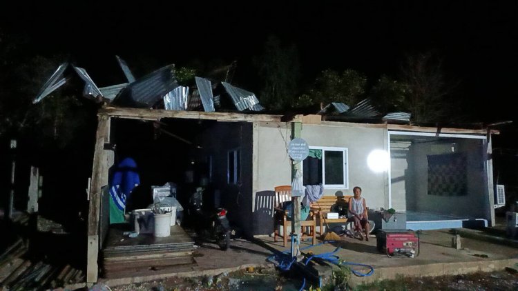 พายุฤดูร้อนฝนกระหน่ำกบินทร์บุรีพร้อมพาลมหมุนพัดหลังคาเสียหายทั้งหลัง