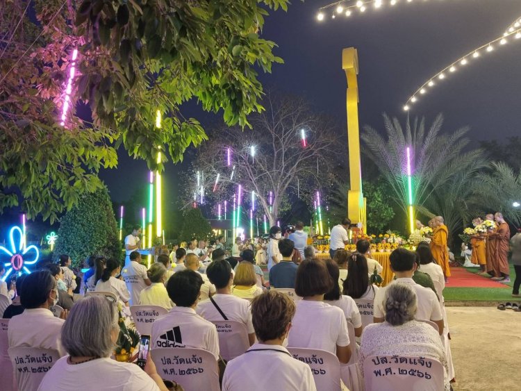 วันหยุดผู้คนเข้าวัดเสริมมงคลชีวิตยกโลกุตระธรรม – สวดรับเปลี่ยนราศี-รดน้ำมนต์สะเดาะเคราะห์