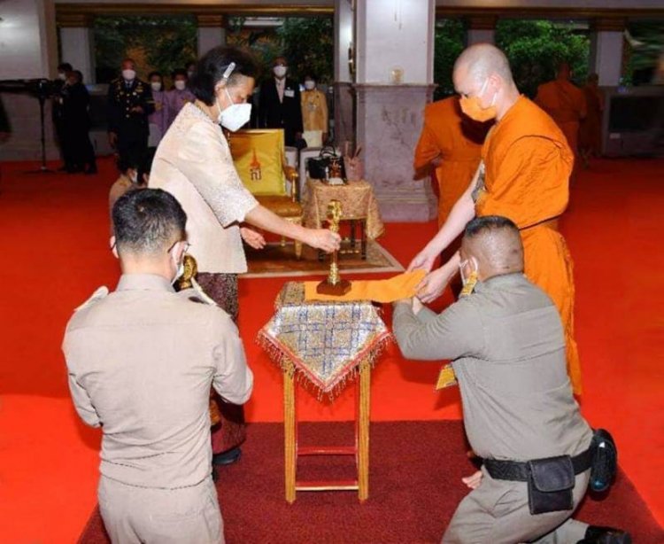 สมเด็จพระกนิษฐาธิราชเจ้า กรมสมเด็จพระเทพรัตนราชสุดาฯ สยามบรมราชกุมารี พระราชทานรางวัลเสาเสมาธรรมจักร แก่พระสมุห์กันตพัฒน์ สุภทฺโท