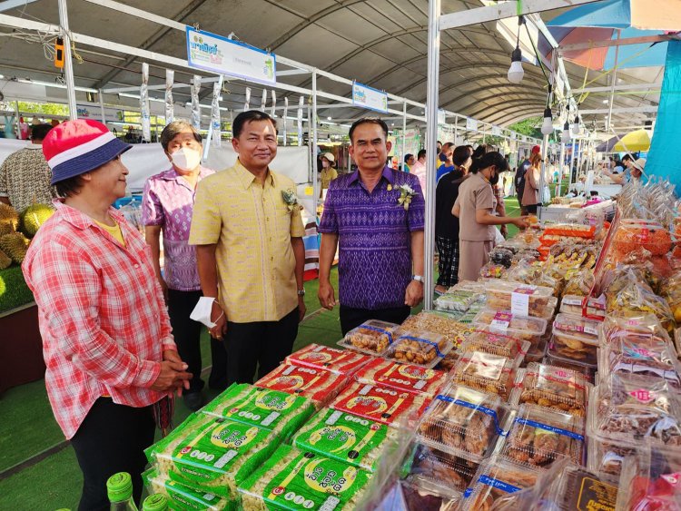 พิจิตรพาณิชย์จังหวัดจัดโปรโมชั่นนำสินค้าลดราคาค่าครองชีพเปิดขายให้ชาวบางมูลนากเลือกช้อป