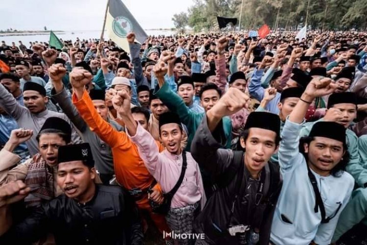 เยาวชนมุสลิมนับหมื่นคนในพื้นที่จังหวัดชายแดนภาคใต้เเต่งกายด้วยชุดมลายูถิ่นเนื่องแน่นในกิจกรรม” Melayu Raya”