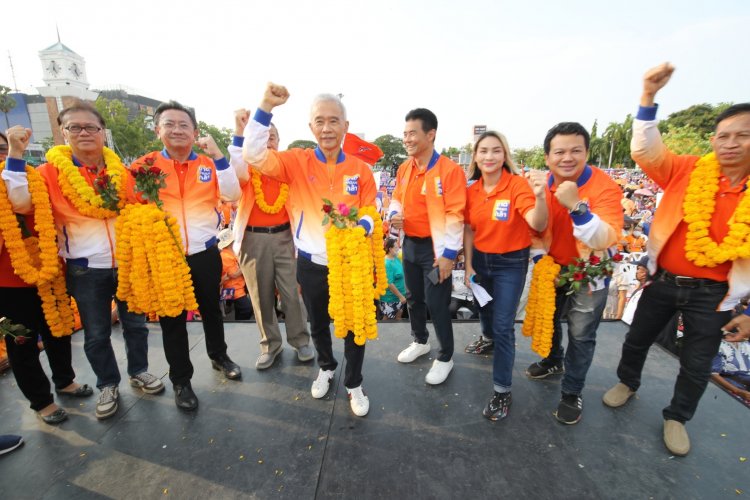 “สุวัจน์” นำทีม ชพนก.ขึ้นเวทีปราศรัยใหญ่ที่โคราช ชูนโยบายเศรษฐกิจชาติ 12 ด้าน