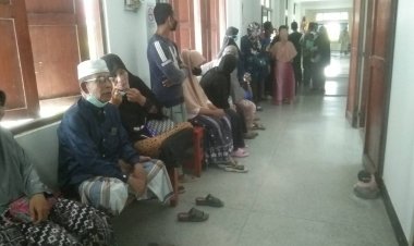 ชาวตังหยงลุโล๊ะ ครึ่งร้อยบุกอำเภอเมืองปัตตานีทวงถามเงินเยียวยาน้ำท่วมบ้าน5,000บาท