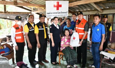 พ่อเมืองชลบุรีลงพื้นที่มอบถุงยังชีพผู้ประสบภัยพายุกระหน่ำบ้านเรือนเสียหายกว่า 500 หลังคาเรือน