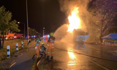 ระทึก!ไฟไหม้รถบรรทุกน้ำมัน 4 หมื่นลิตรวอดขณะกำลังนำส่งลูกค้าสปป.ลาว