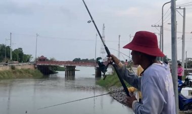 คนพิมายเฮ!ฝนตกเติมลำน้ำธรรมชาติแห่ทอดแหจับปลากันคึกคัก