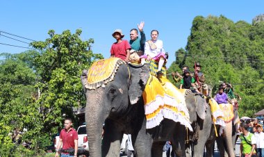 สุดอลังการ" เลขาธิการ ศอ.บต. ขี่ช้าง เปิดประตูสู่เขาแดงย้อนรอยถ้ำตลอด 3,000 ปี