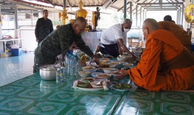 ผอ.ศปพร. ร่วมกับพี่น้องประชาชนในพื้นที่ ทำบุญ ถวายเพลพระ ทำนุบำรุงพระพุทธศาสนา ณ วัดรัตนานุภาพ จ.นราธิวาส