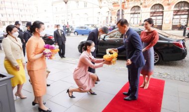 ในหลวง พระราชินี เสด็จฯ ถึงอังกฤษ ทรงร่วมพระราชพิธีบรมราชาภิเษกกษัตริย์ชาร์ลส์ที่ 3