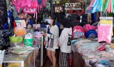 ยะลาคึกคักรับเปิดเทอม 15 พ.ค.นี้ ผู้ปกครองพาบุตรหลานซื้อชุดนักเรียน