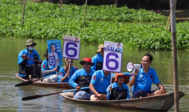 ‘เมฆินทร์’ ลงเรือลุยขอคะแนนประชาชนริมคลองสองพี่น้อง เผยโค้งสุดท้ายตลุยหาเสียงเน้นหนักนโยบาย