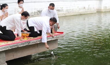 พ่อเมืองชลบุรีตักน้ำศักดิ์สิทธิ์ประกอบพิธีอัญเชิญ "ต้นปรมตฺถสิริมหาโพธิ์ หน่อเนื้อพุทธางกูร"
