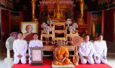พุทธศาสนิกชนแห่ร่วมฉลองสัญญาบัตร พัดยศ พระครูปุญญธรรมสุนทร เจ้าคณะตำบลผือใหญ่