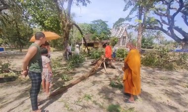 ระทึก!เกิดเหตุฟ้าผ่ากลางวัด “หลังคากุฎิ”โชคดี เจ้าอาวาสและพระปลอดภัย