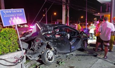 หนุ่มซิ่งเก๋งเสียหลักพุ่งชนเสาไฟฟ้าพังยับ เพื่อนนั่งมาด้วยดับ 3 ศพ ตัวเองสาหัส