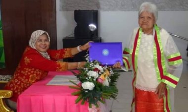 ผู้ว่าฯมอบวุฒิบัตรแก่นักเรียนโรงเรียนสูงวัยทักษิณานาเกตุ รุ่นที่ 3